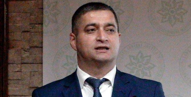 “Əmrullayevin kadr siyasəti təhsil sistemini məhv edir”+ Ekspert